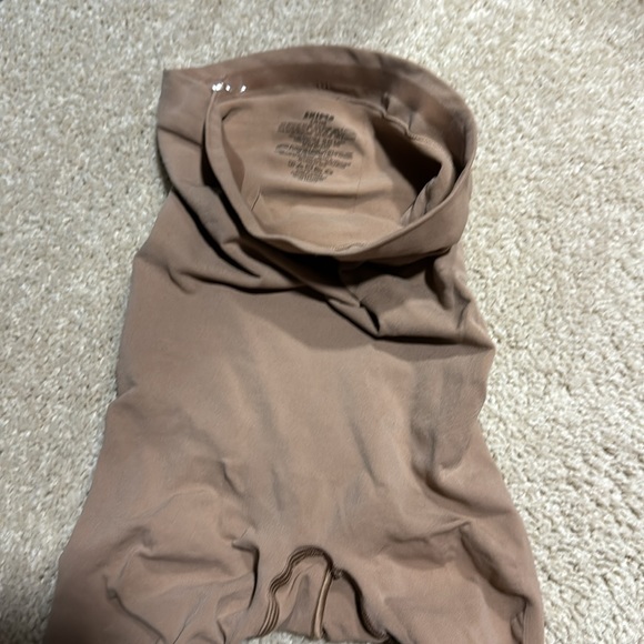 Skims Sculpting Leggings - Picture 6 of 7